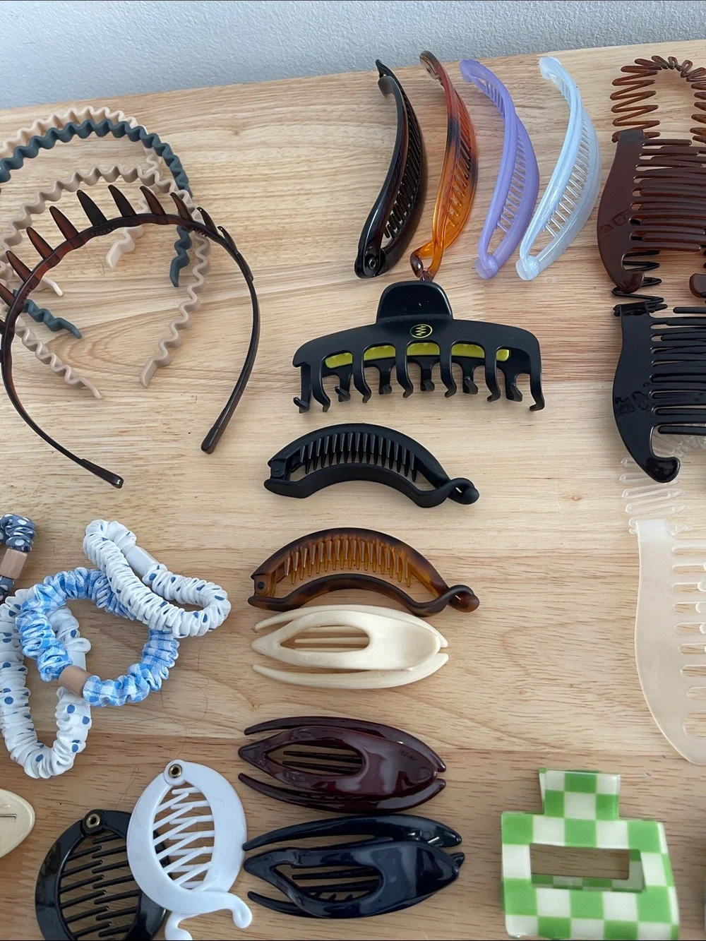 Bundle of 56 hair clips and ties
